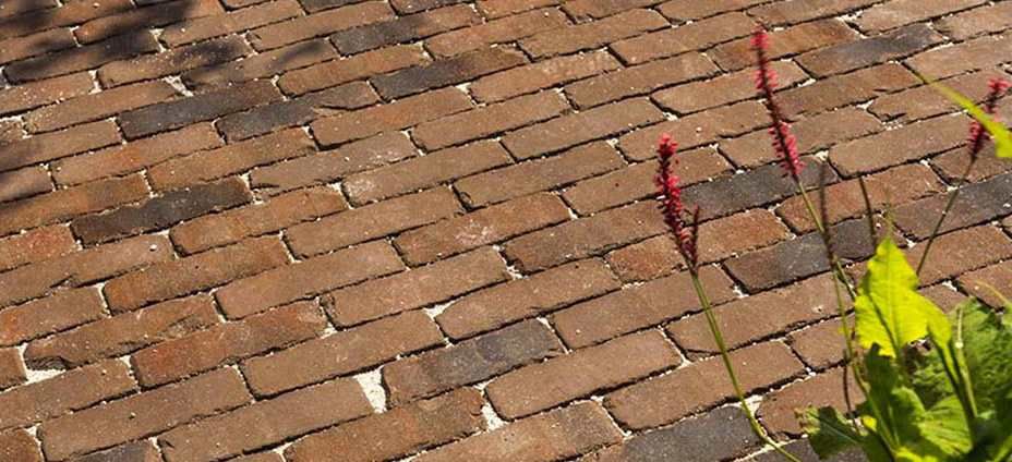 Welke invloed heeft capillaire werking op gebakken bestrating?