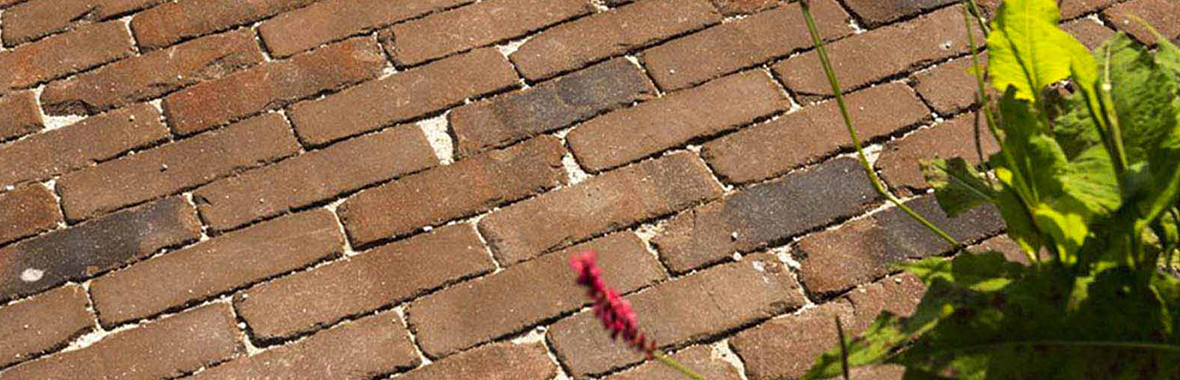 Capillaire werking gebakken bestrating