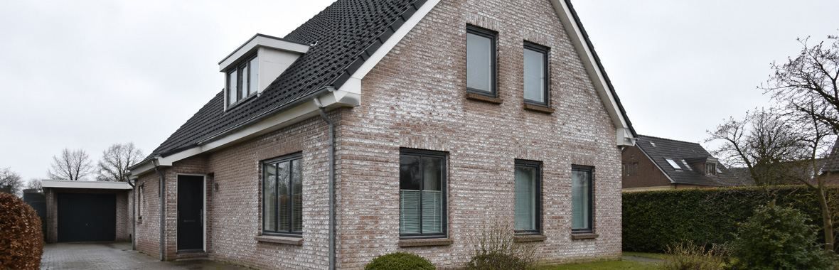 Witte aanslag op bakstenen