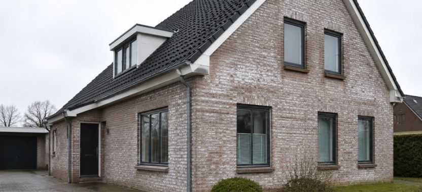 Witte aanslag op bakstenen