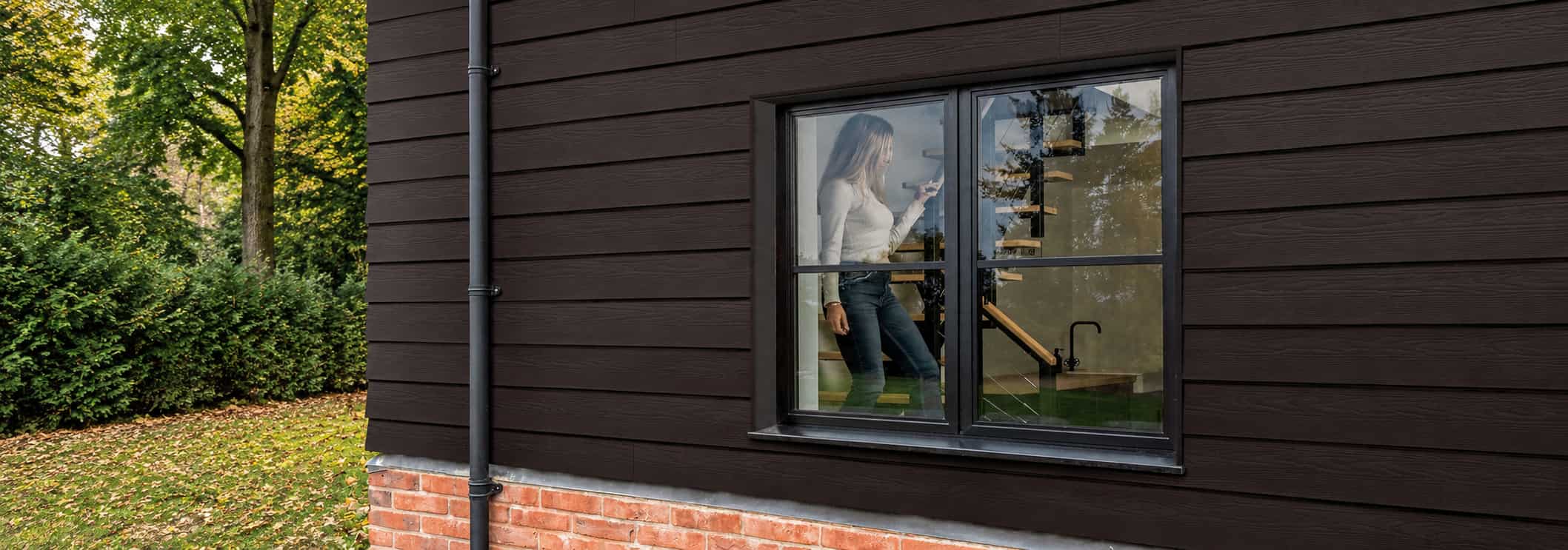 Moderne_woning_met_vrouw_bij_raam