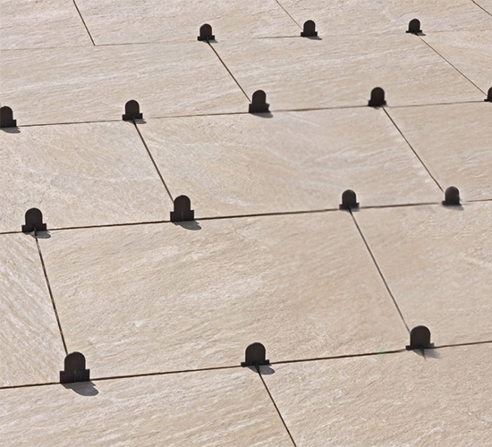 Keramische tegels leggen voorbeeld