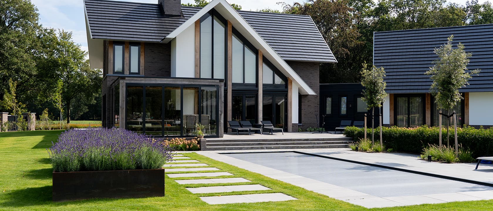 Verschillende soorten bestrating in één tuin