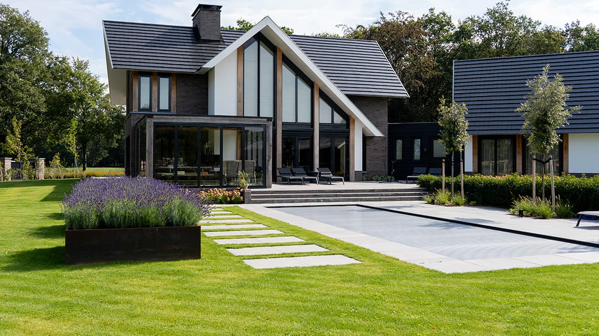 Verschillende soorten bestrating in één tuin