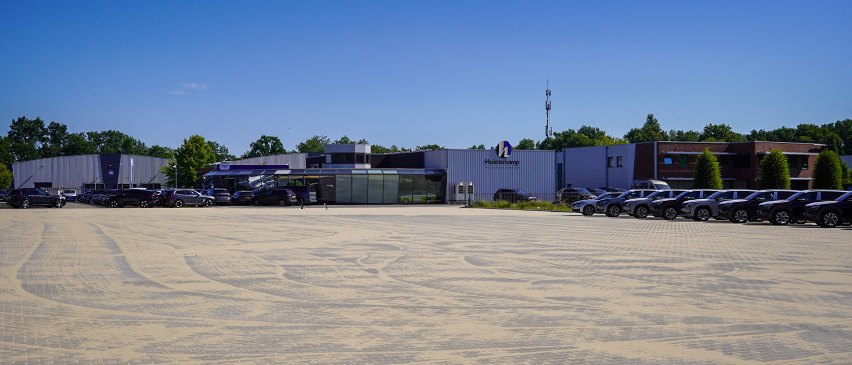 Uitbreiding buitenshowroom met H-klinkers
