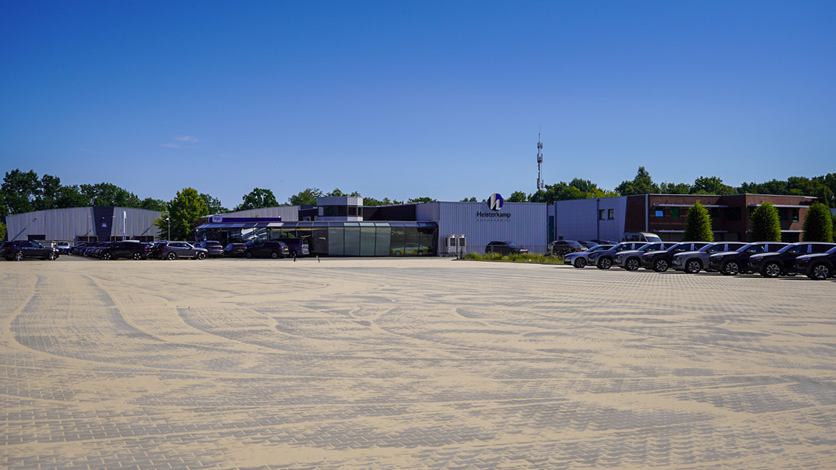 Uitbreiding buitenshowroom met H-klinkers