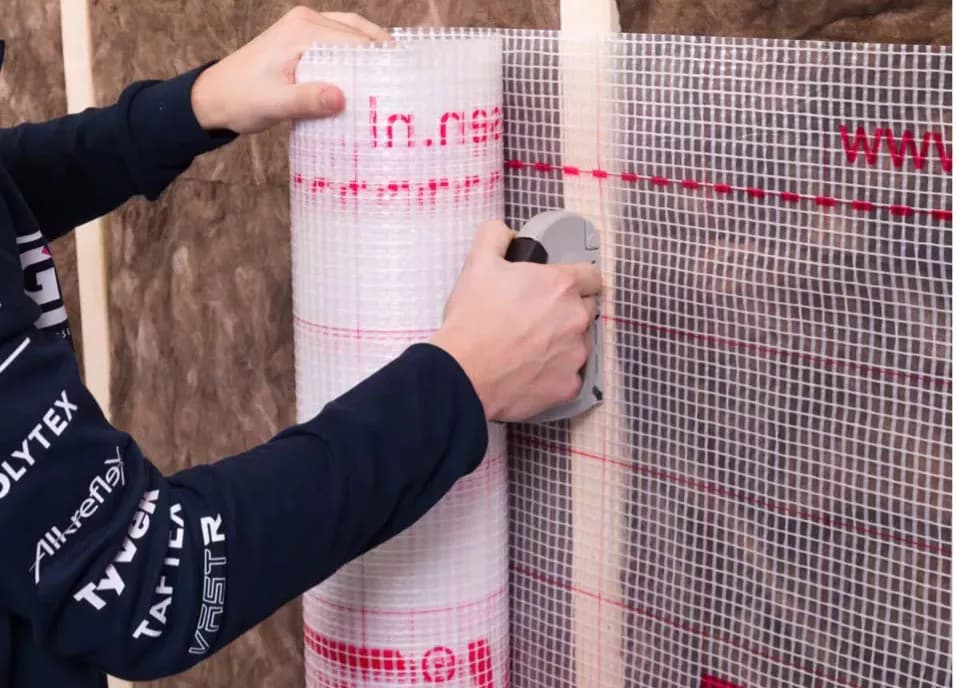 Dampremmende folie bevestigen en afdichten