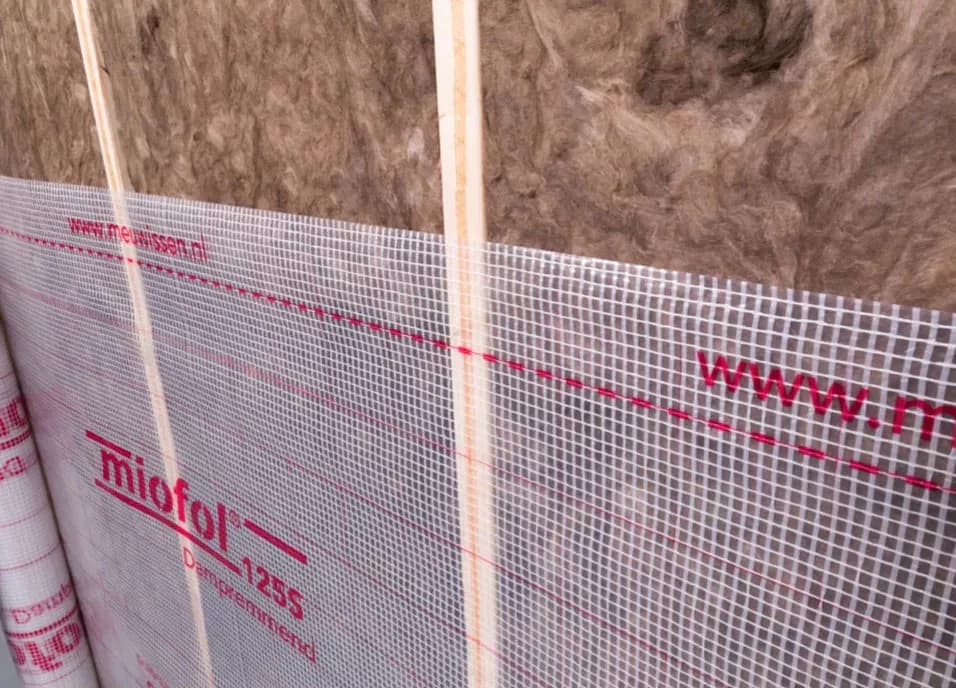 Dampremmende folie aanbrengen