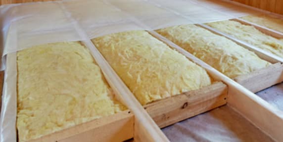 Aanbrengen_van_de_houten_draagstructuur_1_