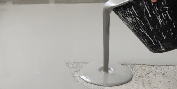 KB_Egalisatie_uitgieten_over_de_vloer