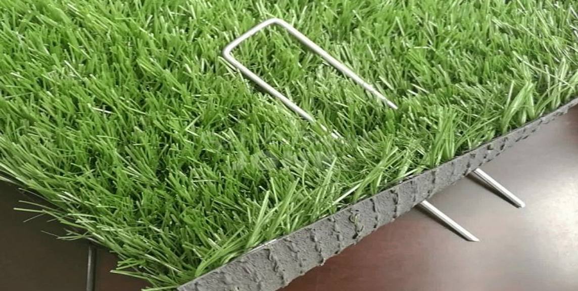 Stap_7_kunstgras_vastzetten_kunstgras_leggen