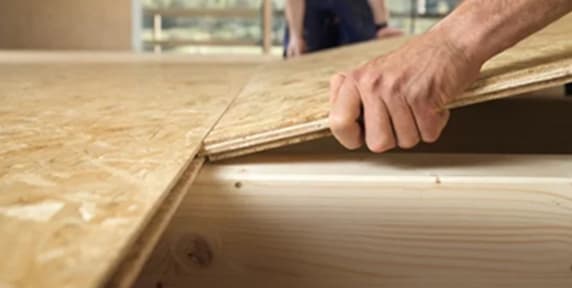 OSB_platen_aanbrengen_op_de_houten_draagstructuur