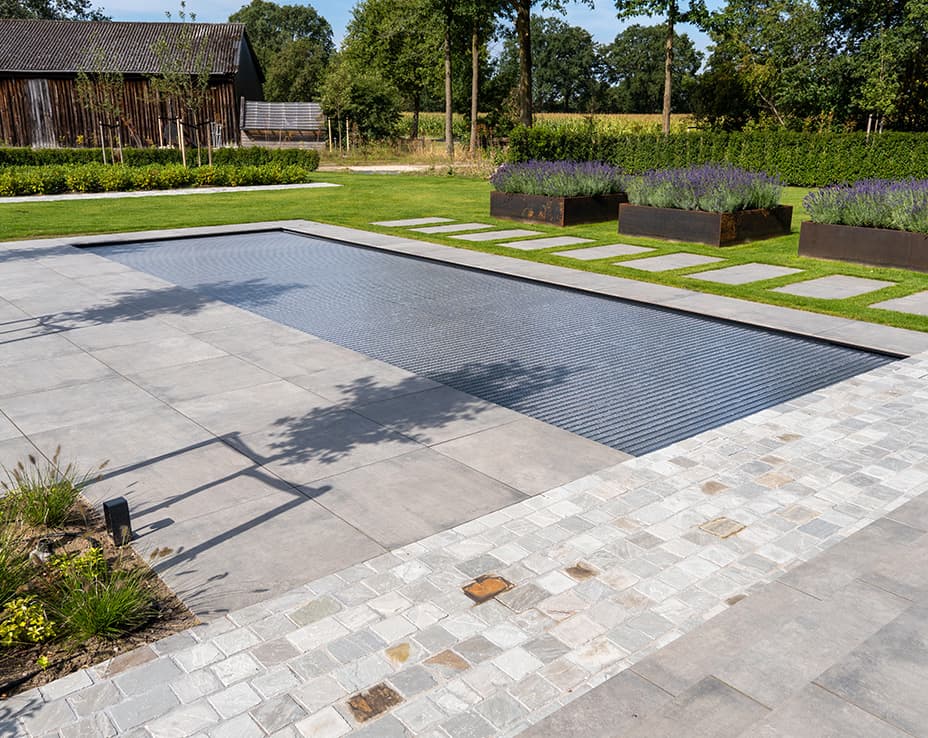 Project_bestrating_tuin_grote_terrastegels