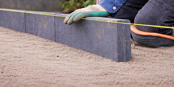 Stap_3_kantopsluiting_plaatsen_tuintegels_leggen