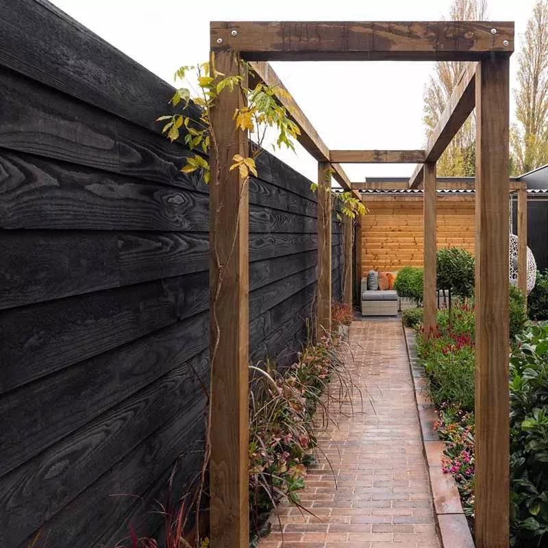 Zwart Douglas hout bij Sleiderink Bouwmaterialen