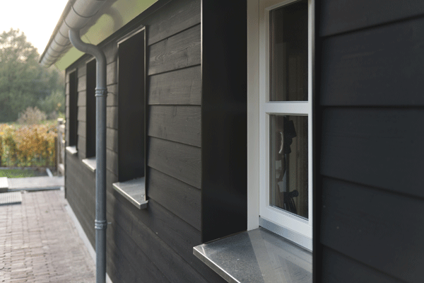 Zwarte houten gevelbekleding Sleiderink