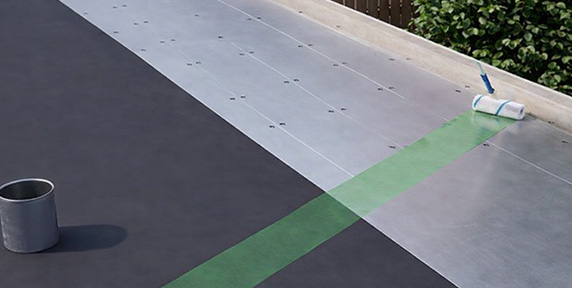 lijmen_dak_EPDM_aanbrengen